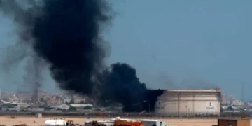 کویت میں دو آئل ریفائنریز پر ڈرون حملے، آگ پر قابو پا لیا گیا 25 کویت میں دو آئل ریفائنریز پر ڈرون حملے، آگ پر قابو پا لیا گیا