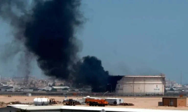 191442319کویت میں دو آئل ریفائنریز پر ڈرون حملے، آگ پر قابو پا لیا گیا1e98a4