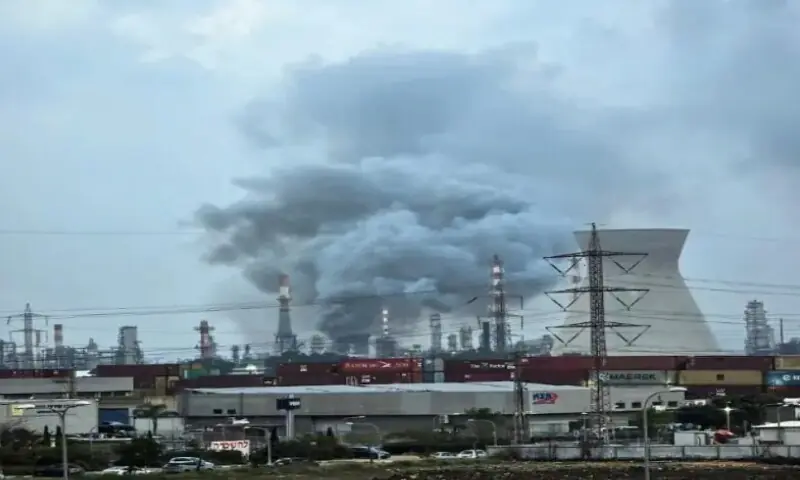 حیفہ: ایران کے میزائل حملے کے بعد بجلی کی فراہمی عارضی طور پر متاثر 1 حیفہ: ایران کے میزائل حملے کے بعد بجلی کی فراہمی عارضی طور پر متاثر