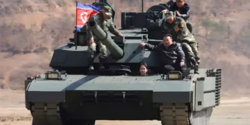 کم جونگ اُن کی کم عمر بیٹی پہلی بار ٹینک ڈرائیور کے طور پر سامنے 13 کم جونگ اُن کی کم عمر بیٹی پہلی بار ٹینک ڈرائیور کے طور پر سامنے