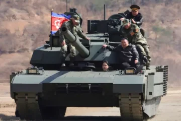 کم جونگ اُن کی کم عمر بیٹی پہلی بار ٹینک ڈرائیور کے طور پر سامنے 2 کم جونگ اُن کی کم عمر بیٹی پہلی بار ٹینک ڈرائیور کے طور پر سامنے