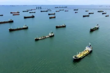 آبنائے ہرمز میں کشیدگی، عالمی بحری ٹریفک تقریباً مفلوج 2 آبنائے ہرمز میں کشیدگی، عالمی بحری ٹریفک تقریباً مفلوج