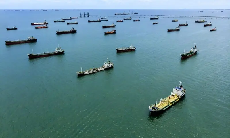 آبنائے ہرمز میں کشیدگی، عالمی بحری ٹریفک تقریباً مفلوج 1 آبنائے ہرمز میں کشیدگی، عالمی بحری ٹریفک تقریباً مفلوج