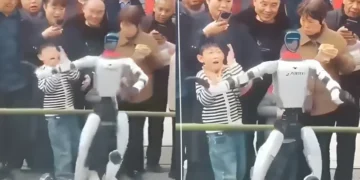 چین میں ٹیکنالوجی شو کے دوران روبوٹ نے بچے کو تھپڑ ماردیا