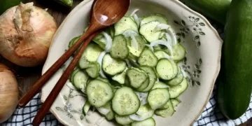 گرمیوں میں کھیرا کھانے کے 5 اہم نکات: جانیں کس چیز کے ساتھ یہ نقصان دہ ہو سکتا ہے