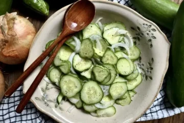 گرمیوں میں کھیرا کھانے کے 5 اہم نکات: جانیں کس چیز کے ساتھ یہ نقصان دہ ہو سکتا ہے 2 گرمیوں میں کھیرا کھانے کے 5 اہم نکات: جانیں کس چیز کے ساتھ یہ نقصان دہ ہو سکتا ہے