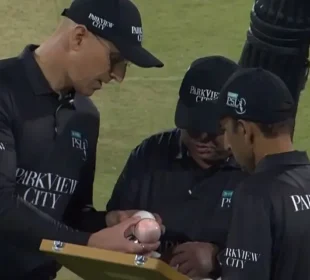 لاہور میں پی ایس ایل 2026 کا آغاز، میچ کے دوران گیند کا رنگ بدلنے کا حیران کن واقعہ 7 لاہور میں پی ایس ایل 2026 کا آغاز، میچ کے دوران گیند کا رنگ بدلنے کا حیران کن واقعہ