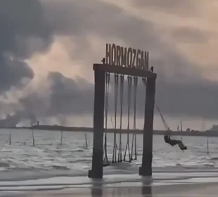 بندر عباس میں دھوئیں کے سائے تلے بچی کا جھولا، ویڈیو وائرل