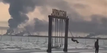 بندر عباس میں دھوئیں کے سائے تلے بچی کا جھولا، ویڈیو وائرل