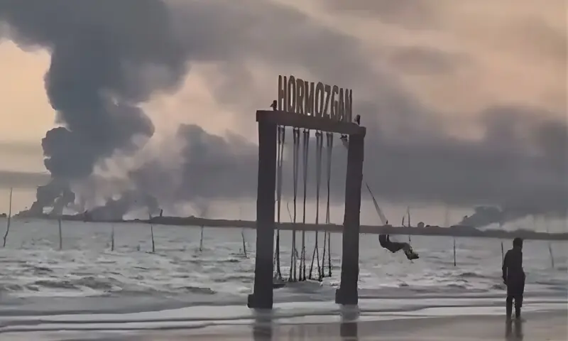 بندر عباس میں دھوئیں کے سائے تلے بچی کا جھولا، ویڈیو وائرل 1 بندر عباس میں دھوئیں کے سائے تلے بچی کا جھولا، ویڈیو وائرل