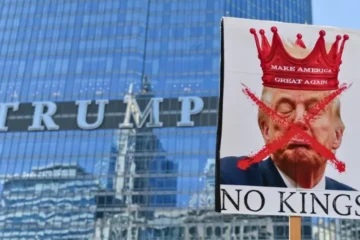 امریکہ میں صدر ٹرمپ کی پالیسیوں کے خلاف وسیع احتجاجی مظاہرے 4 امریکہ میں صدر ٹرمپ کی پالیسیوں کے خلاف وسیع احتجاجی مظاہرے