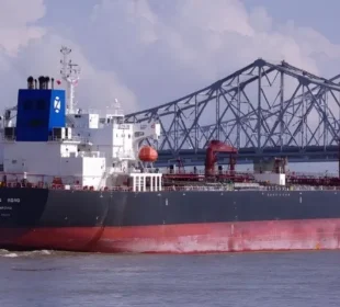 پورٹ قاسم پر آج پہنچے گا 55 ہزار میٹرک ٹن موٹرپیٹرول