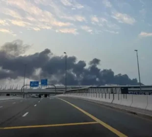 دبئی کے ساحل کے قریب آئل ٹینکر پر حملہ، آگ لگ گئی 6 دبئی کے ساحل کے قریب آئل ٹینکر پر حملہ، آگ لگ گئی