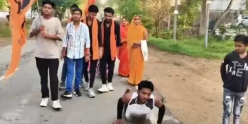 طلاق کی خوشی میں منفرد جشن: نوجوان نے نوراتری پر زمین پر لیٹ کر سفر کیا