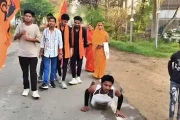 طلاق کی خوشی میں منفرد جشن: نوجوان نے نوراتری پر زمین پر لیٹ کر سفر کیا