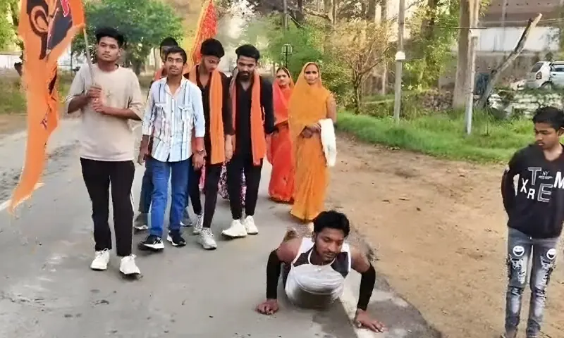 طلاق کی خوشی میں منفرد جشن: نوجوان نے نوراتری پر زمین پر لیٹ کر سفر کیا