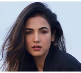 بھارتی اداکارہ سونل چوہان دبئی ائیرپورٹ پر پھنس گئیں، حکومت سے مدد کی اپیل