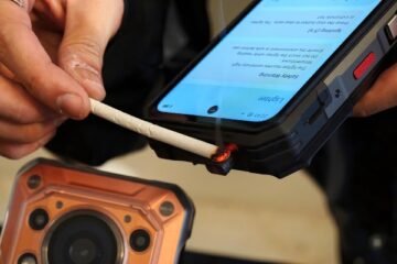 موبائل فون یا لائٹر؟ چین نے آگ جلانے والا اسمارٹ فون متعارف کرا دیا 2 موبائل فون یا لائٹر؟ چین نے آگ جلانے والا اسمارٹ فون متعارف کرا دیا