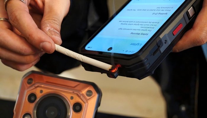 موبائل فون یا لائٹر؟ چین نے آگ جلانے والا اسمارٹ فون متعارف کرا دیا 1 موبائل فون یا لائٹر؟ چین نے آگ جلانے والا اسمارٹ فون متعارف کرا دیا