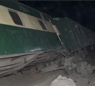 لودھراں کے قریب تیزگام ایکسپریس حادثے کا شکار، 25 مسافر زخمی 1 لودھراں کے قریب تیزگام ایکسپریس حادثے کا شکار، 25 مسافر زخمی