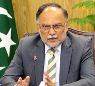 پاک فوج ملک کے دفاع میں لازوال قربانیاں دے رہی ہے: احسن اقبال 3 پاک فوج ملک کے دفاع میں لازوال قربانیاں دے رہی ہے: احسن اقبال