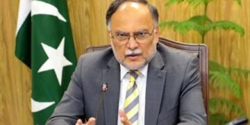 پاک فوج ملک کے دفاع میں لازوال قربانیاں دے رہی ہے: احسن اقبال