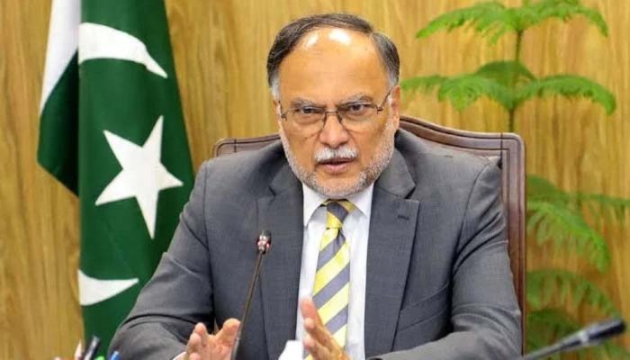 پاک فوج ملک کے دفاع میں لازوال قربانیاں دے رہی ہے: احسن اقبال