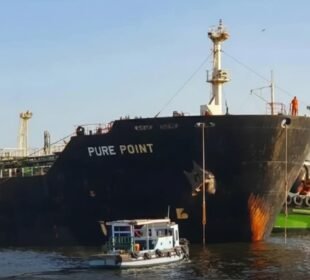 کراچی: ایندھن کی فراہمی کے لیے ٹینکرز کی آمد جاری 1 کراچی: ایندھن کی فراہمی کے لیے ٹینکرز کی آمد جاری