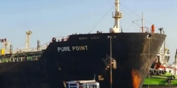 کراچی: ایندھن کی فراہمی کے لیے ٹینکرز کی آمد جاری 30 کراچی: ایندھن کی فراہمی کے لیے ٹینکرز کی آمد جاری