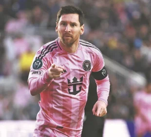 کم میچز میں بڑا کارنامہ، میسی نے رونالڈو کا ریکارڈ مزید چیلنج کر دیا 1 کم میچز میں بڑا کارنامہ، میسی نے رونالڈو کا ریکارڈ مزید چیلنج کر دیا