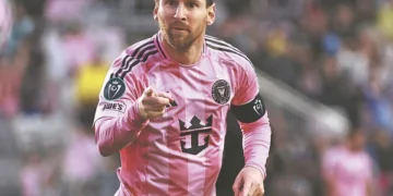 کم میچز میں بڑا کارنامہ، میسی نے رونالڈو کا ریکارڈ مزید چیلنج کر دیا 2 کم میچز میں بڑا کارنامہ، میسی نے رونالڈو کا ریکارڈ مزید چیلنج کر دیا