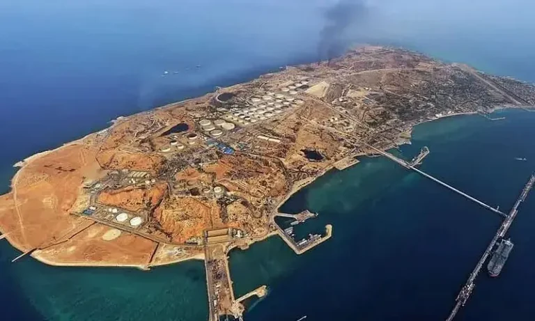 07165205ایران کے اہم جزیرہ خارگ پر حال ہی میں شدید دھماکوں اور فضائی حملوں کی اطلاعاتae32eb4