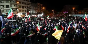 ایران میں جنگ بندی کے اعلان پر ملا جلا ردعمل: خوشی، جشن اور خدشات برقرار