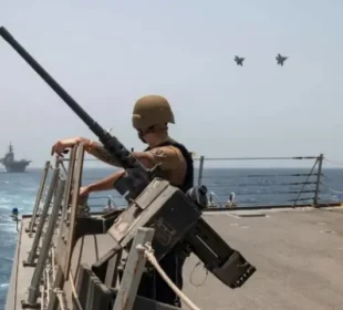 آبنائے ہرمز میں کشیدگی، امریکی بحریہ کی نگرانی سخت