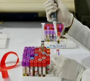 پاکستان میں ایچ آئی وی/ایڈز کے بڑھتے کیسز پر تشویش، ماہرین نے خطرناک رجحان کی نشاندہی کر دی