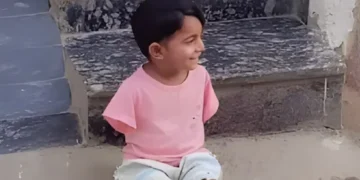 ایک معذور بچی کی مسکراہٹ نے سوشل میڈیا پر دل جیت لیے