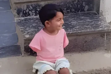 ایک معذور بچی کی مسکراہٹ نے سوشل میڈیا پر دل جیت لیے 3 ایک معذور بچی کی مسکراہٹ نے سوشل میڈیا پر دل جیت لیے