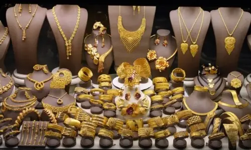 فی تولہ سونا 1400 روپے اضافے کے بعد نئی بلند سطح پر 1 فی تولہ سونا 1400 روپے اضافے کے بعد نئی بلند سطح پر