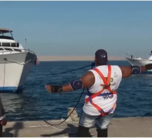 مصر کے نوجوان کا دانتوں سے 720 ٹن بحری جہاز کھینچ کر عالمی ریکارڈ