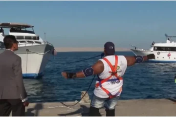 مصر کے نوجوان کا دانتوں سے 720 ٹن بحری جہاز کھینچ کر عالمی ریکارڈ