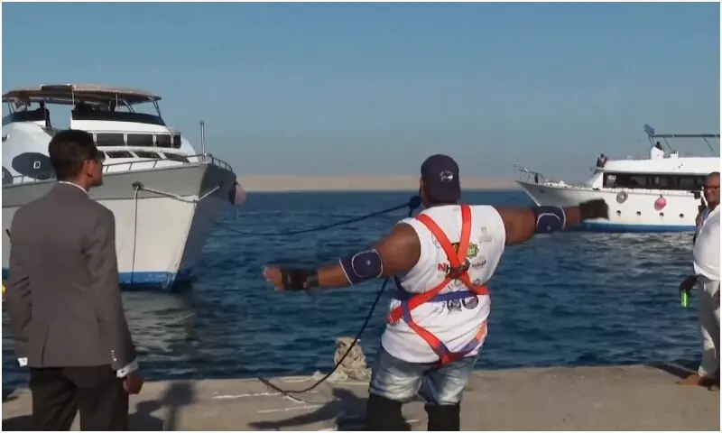 مصر کے نوجوان کا دانتوں سے 720 ٹن بحری جہاز کھینچ کر عالمی ریکارڈ