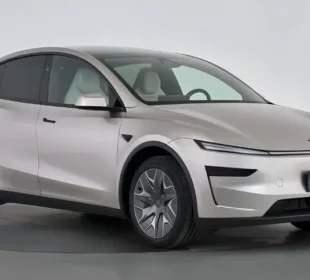 چھ افراد کے لیے کشادہ گاڑی، ٹیسلا کا نیا ماڈل Y L