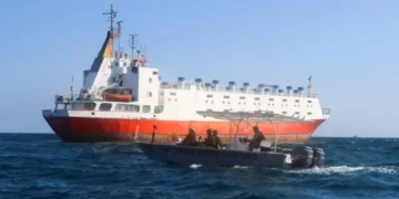 صومالیہ کے قریب آئل ٹینکر پر حملہ، 11 پاکستانی ملاح سمیت عملہ یرغمال