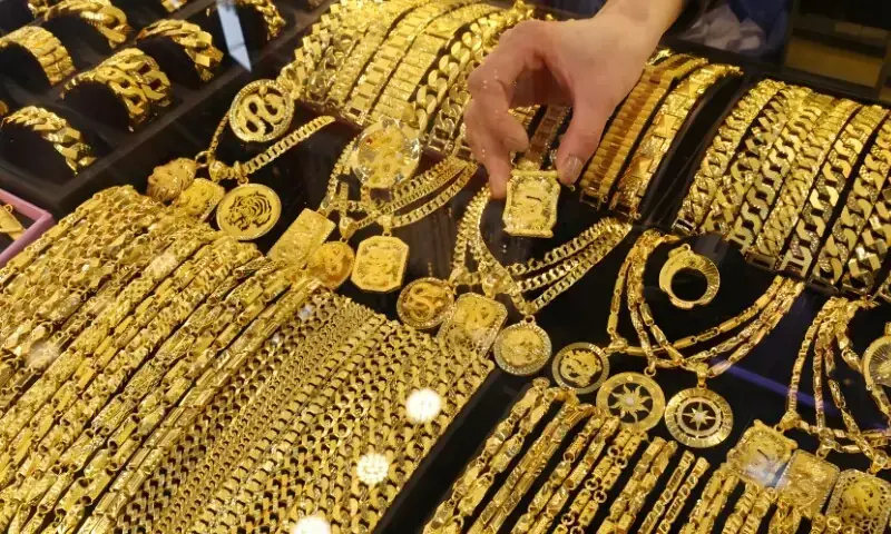 فی تولہ سونا 2 ہزار 300 روپے مہنگا، قیمت 4 لاکھ 93 ہزار سے تجاوز