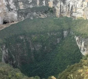 چین کے چونگ چنگ میں موجود شیاوزہائی تیان کنگ: ایک قدرتی حیرت