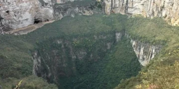 چین کے چونگ چنگ میں موجود شیاوزہائی تیان کنگ: ایک قدرتی حیرت