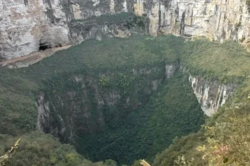 چین کے چونگ چنگ میں موجود شیاوزہائی تیان کنگ: ایک قدرتی حیرت