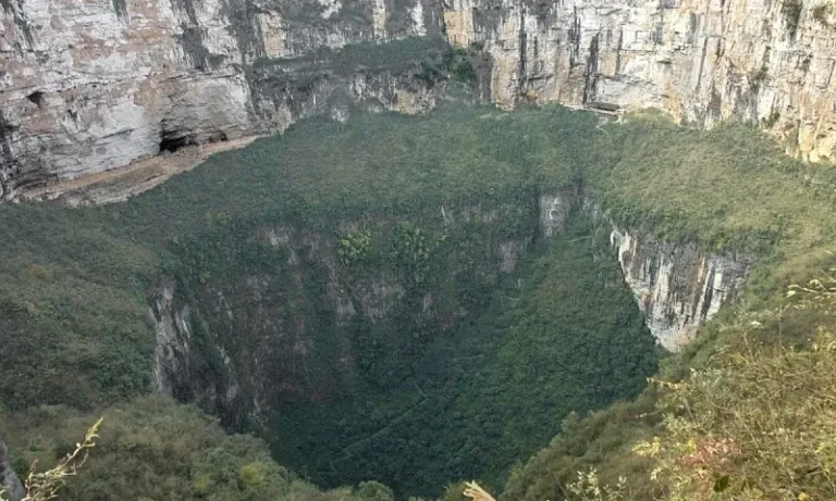 27114851چین کے چونگ چنگ میں موجود شیاوزہائی تیان کنگ: ایک قدرتی حیرت3418f98