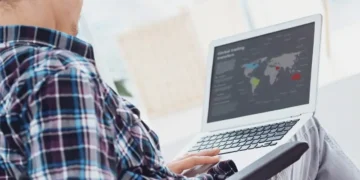 لیپ ٹاپ کی بہتر کارکردگی اور لمبی عمر کے لیے آسان احتیاطی تدابیر