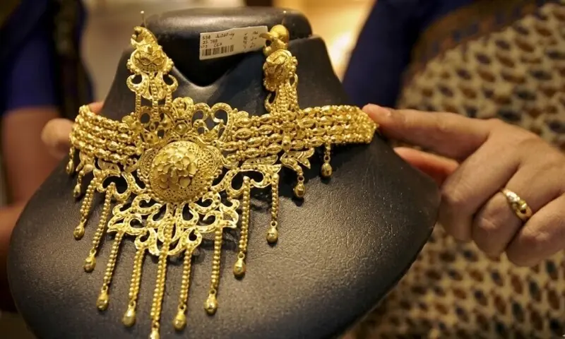 فی تولہ سونا 8900 روپے سستا ہوگیا